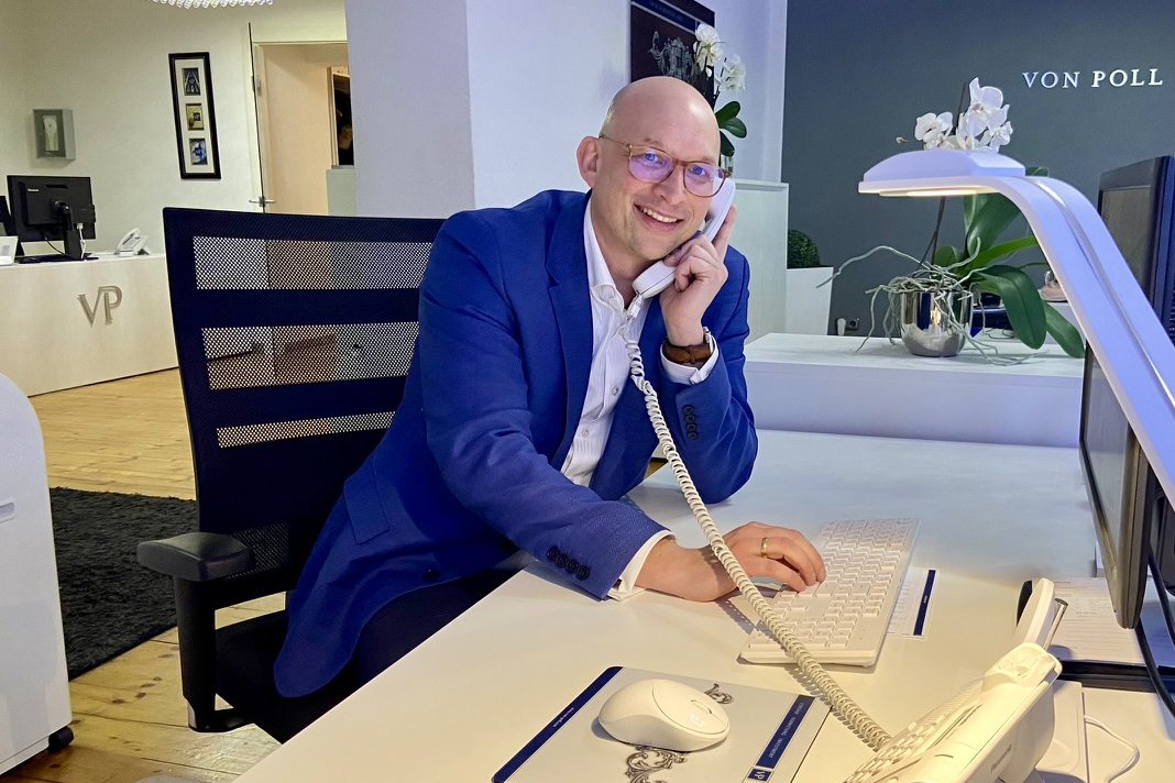 Anton Hebrang am Telefon im VON-POLL-Büro